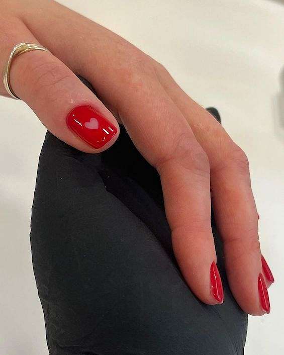 45  Red Nail Designs for a Chic and Trendy Look фото №36
