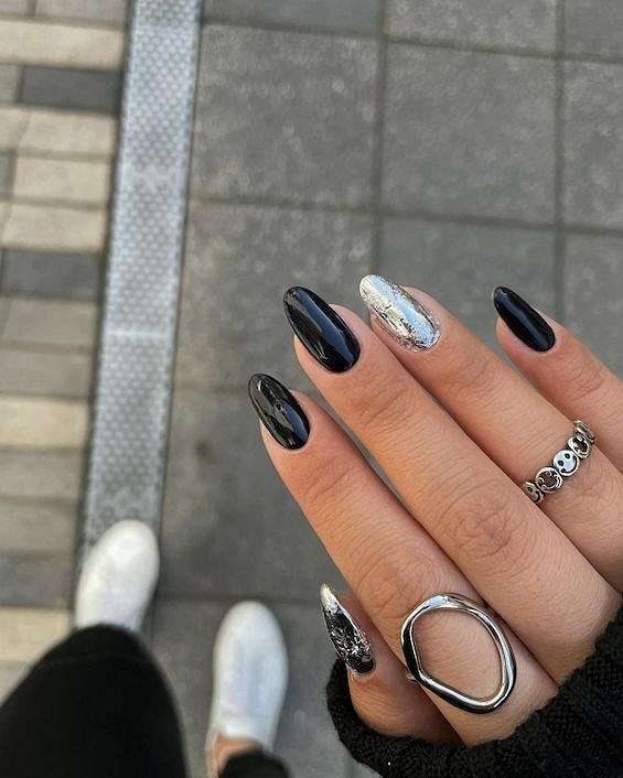 55 Black Nail Designs for 2023 фото №29