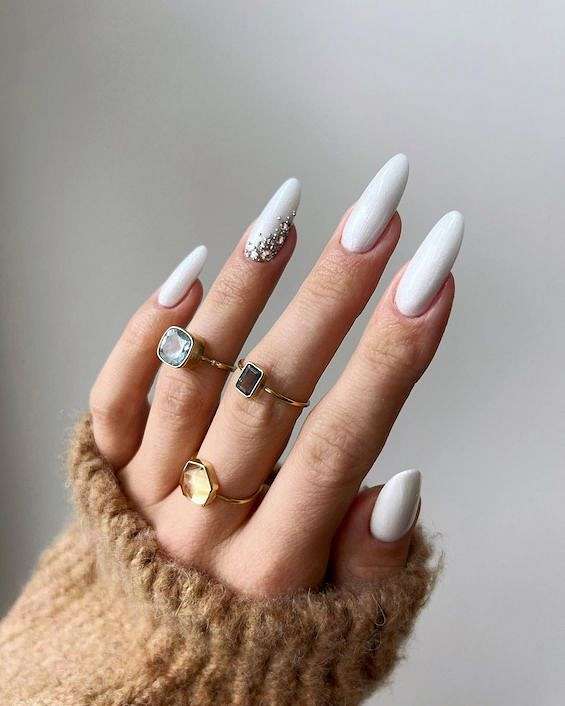 70  White Nail Ideas You Need to Try in 2024 фото №16