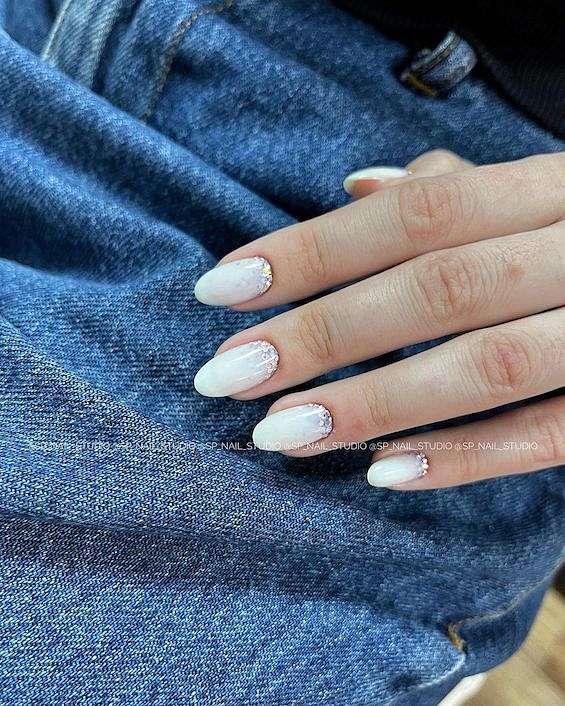 70  White Nail Ideas You Need to Try in 2024 фото №17