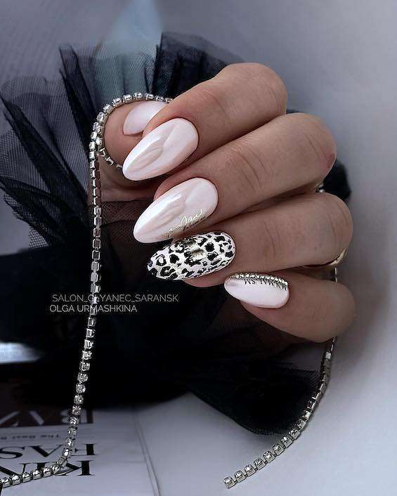 70  White Nail Ideas You Need to Try in 2024 фото №69