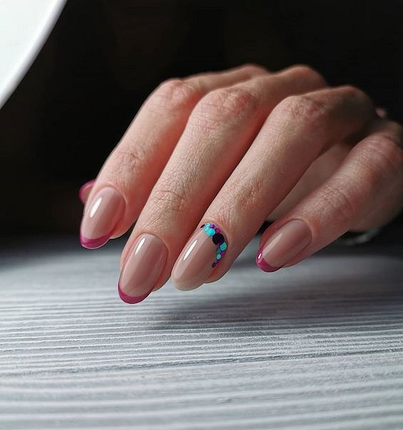 Цветной маникюр френч на короткие ногти