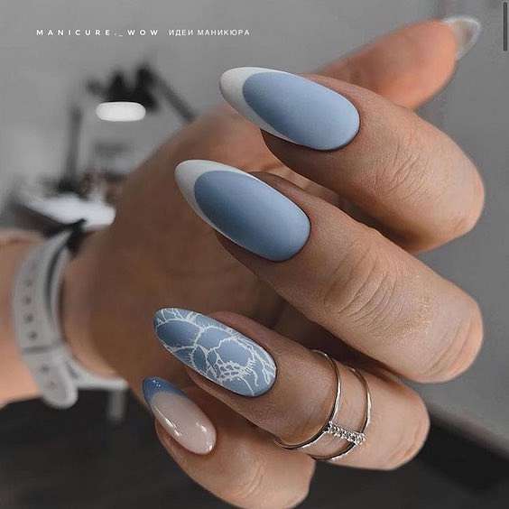 Голубой маникюр 2023: стильные идеи дизайна ногтей фото №12
