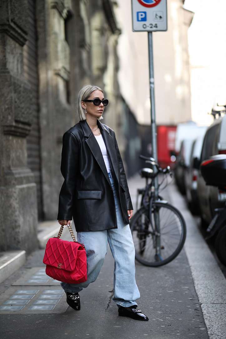 Женский кожаный пиджак 2023: какие в моде и с чем носить фото №14
