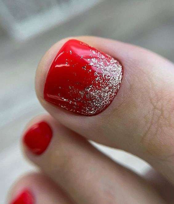 Красный педикюр 2023: цвет страсти на ногтях фото №42