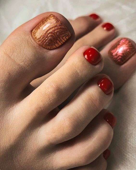 Красный педикюр 2023: цвет страсти на ногтях фото №45