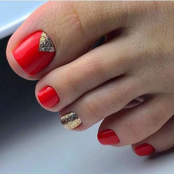 Красный педикюр 2023: цвет страсти на ногтях фото №46