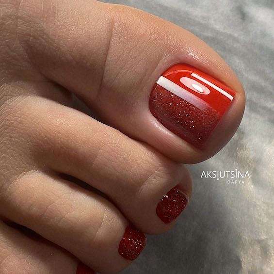 Красный педикюр 2023: цвет страсти на ногтях фото №2