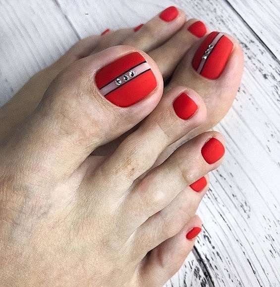 Красный педикюр 2023: цвет страсти на ногтях фото №18