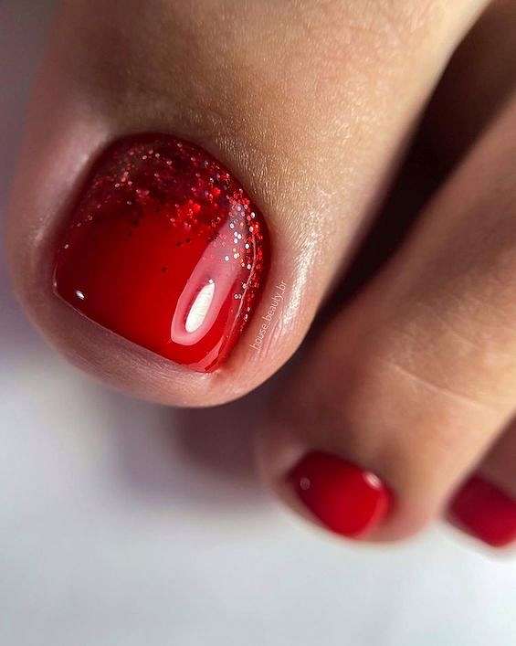 Красный педикюр 2023: цвет страсти на ногтях фото №24