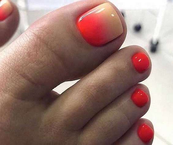Красный педикюр 2023: цвет страсти на ногтях фото №27