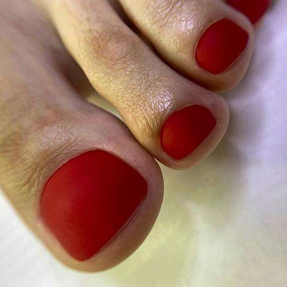 Красный педикюр 2023: цвет страсти на ногтях фото №5
