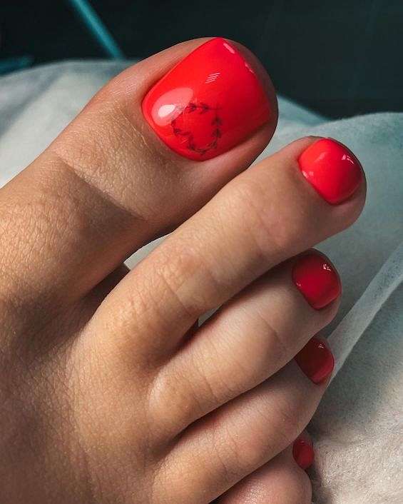 Красный педикюр 2023: цвет страсти на ногтях фото №6