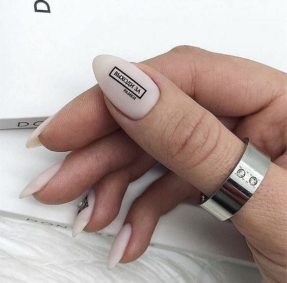 Маникюр с надписями: модный тренд в дизайне ногтей фото №2