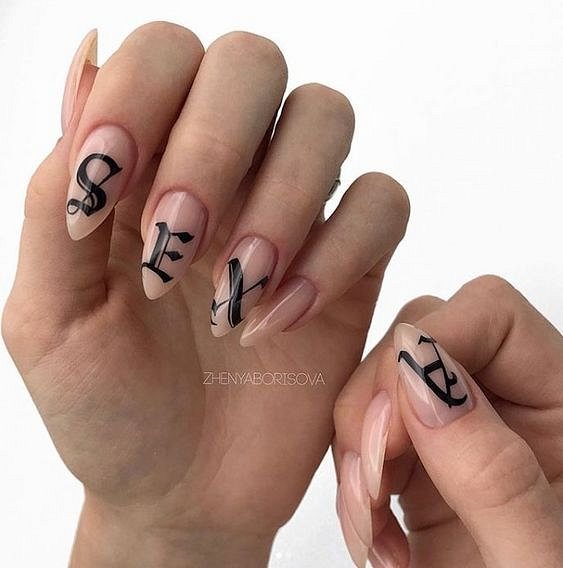 Маникюр с надписями: модный тренд в дизайне ногтей фото №27
