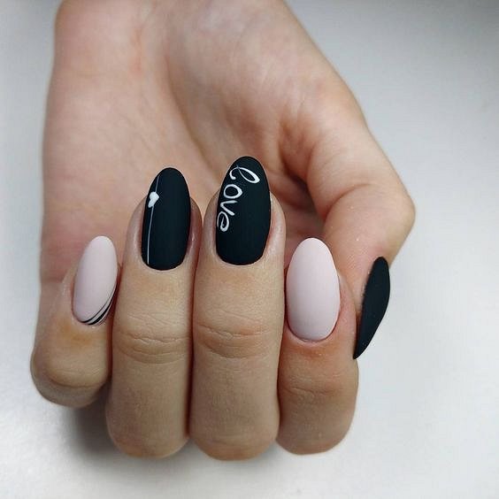 Маникюр с надписями: модный тренд в дизайне ногтей фото №38