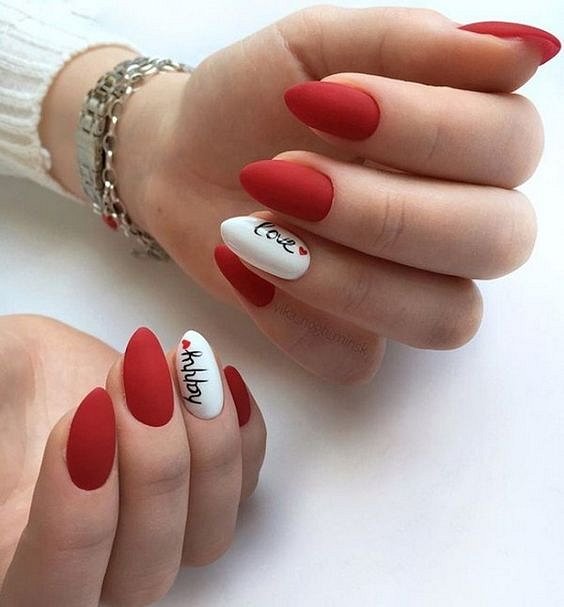 Маникюр с надписями: модный тренд в дизайне ногтей фото №39