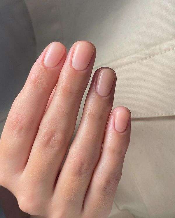 Маникюр на короткие ногти на лето для женщин однотонных