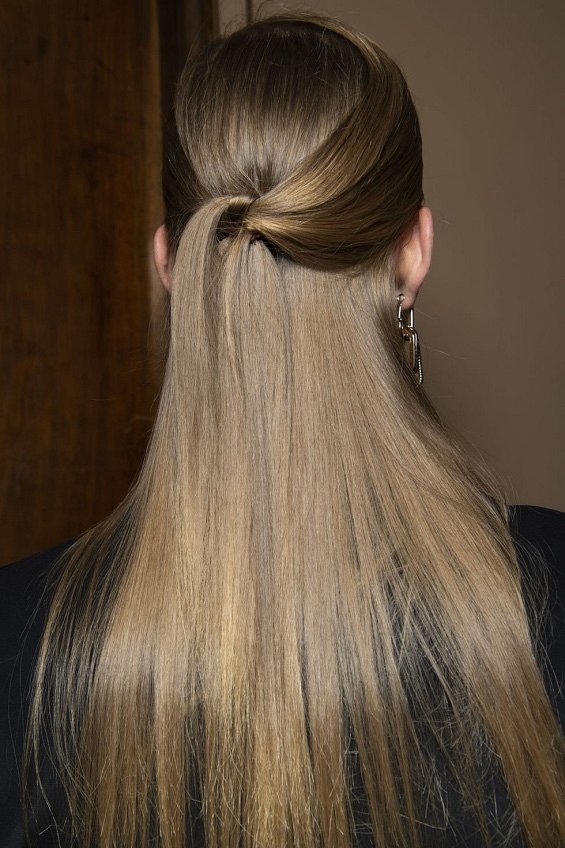 Прически на длинные волосы 2023: стильные идеи для вдохновения фото №8