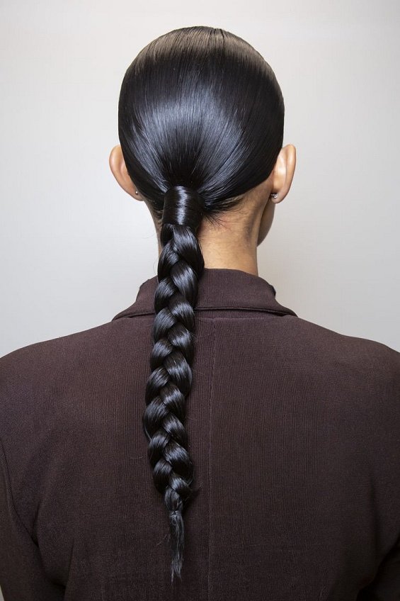 Прически на длинные волосы 2023: стильные идеи для вдохновения фото №9