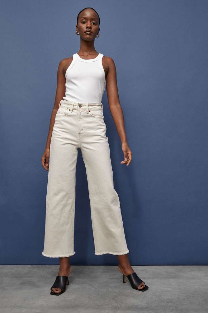 С чем носить белые джинсы: стильные луки на заметку фото №3