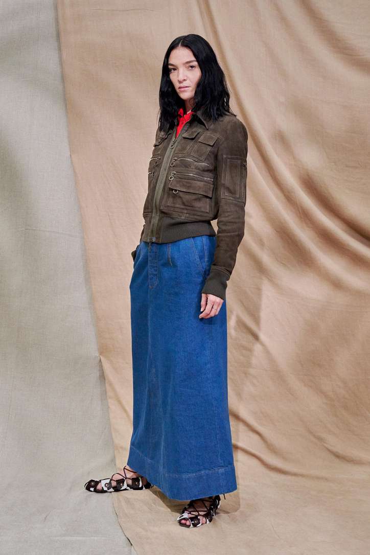 С чем носить джинсовую юбку в 2024 году: модные идеи образов фото №7
