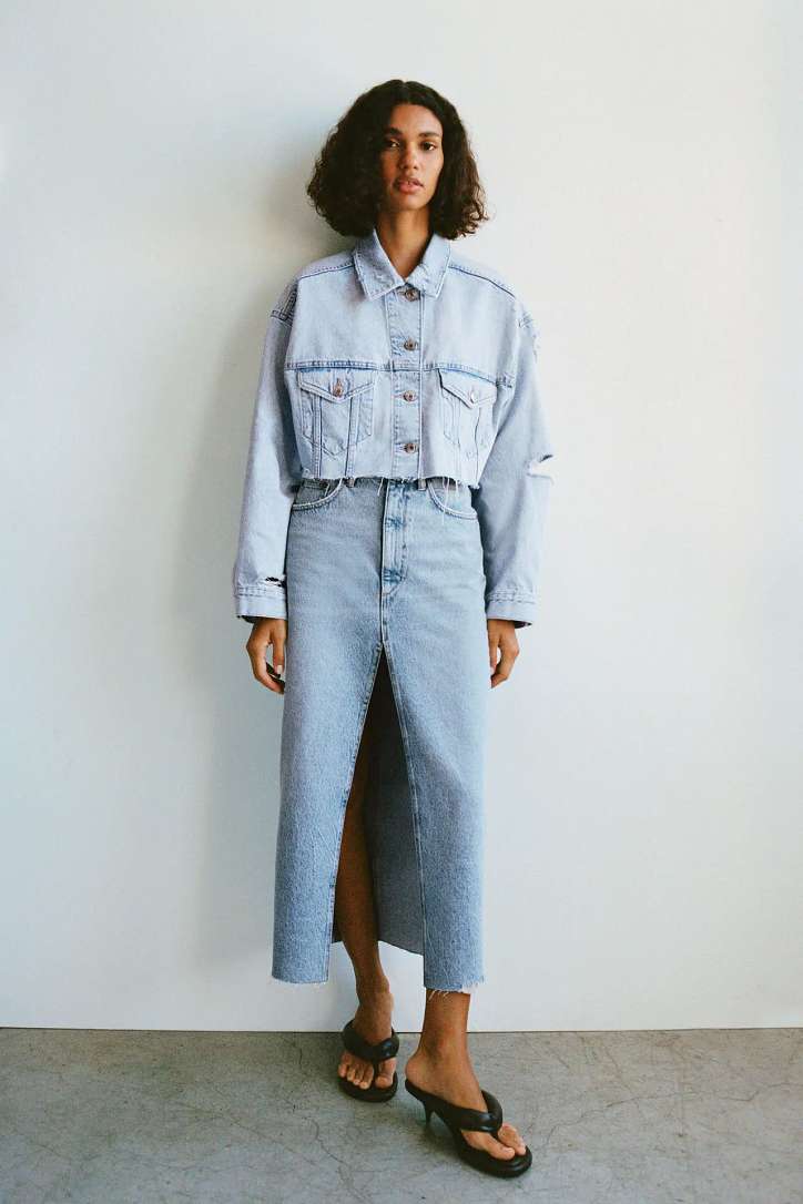 С чем носить джинсовую юбку в 2024 году: модные идеи образов фото №34