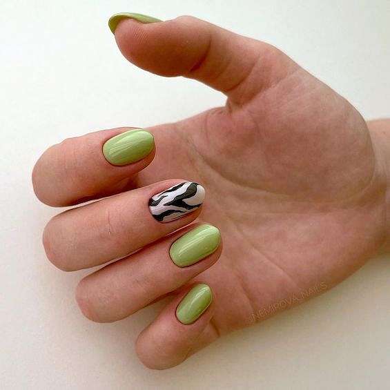 Зеленый маникюр 2023: стильные идеи дизайна ногтей фото №59