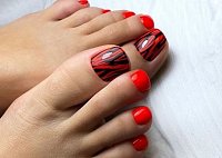 Красный педикюр 2023: цвет страсти на ногтях