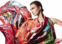 Карли Клосс в рекламной кампании платков Hermès