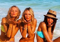 Время для пляжного отдыха - купальники Victoria's Secret лето 2012